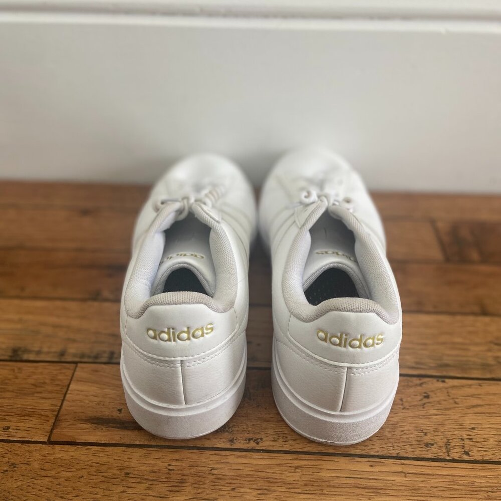Adidas Women's Grand Court 2.0 Tennis Shoe, size 8, white